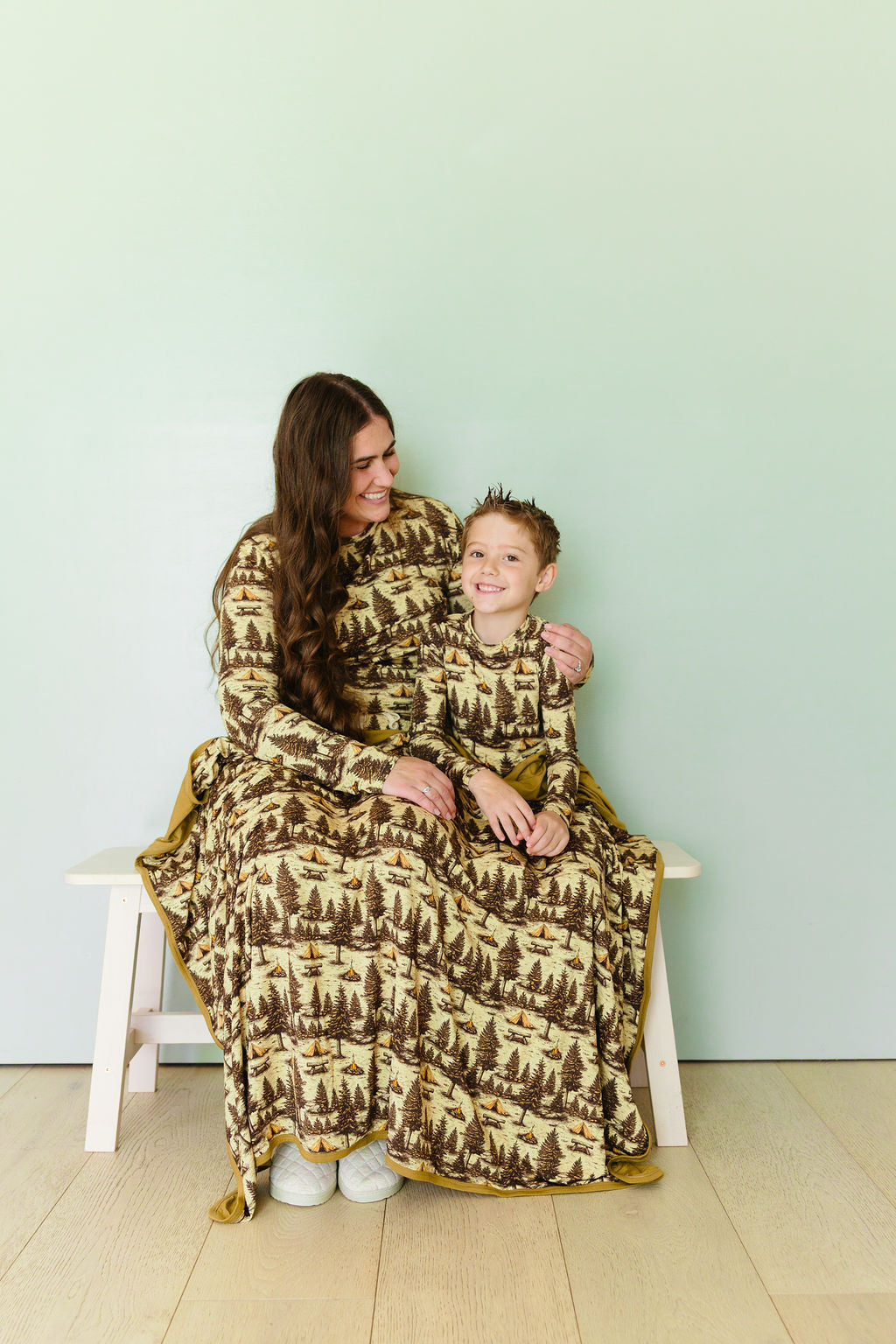 Basecamp reversible bamboo blanket – camping scene print with cozy double-layer bamboo fabric