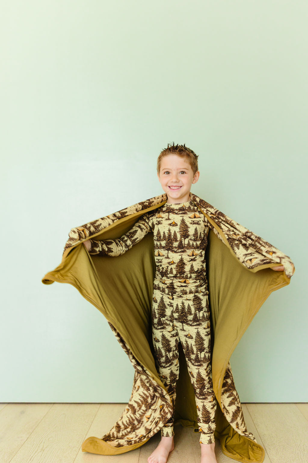 Basecamp reversible bamboo blanket – camping scene print with cozy double-layer bamboo fabric