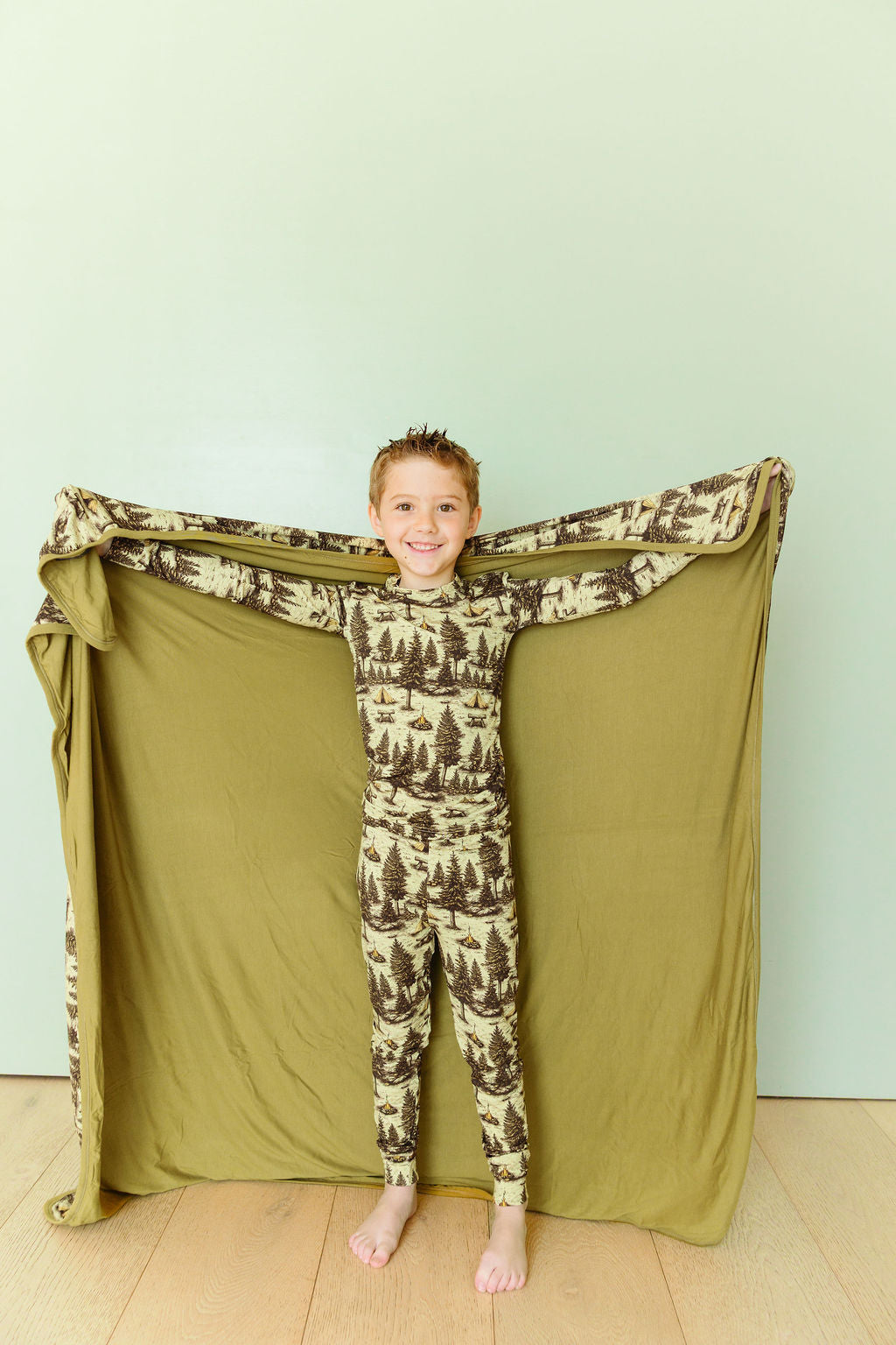 Basecamp reversible bamboo blanket – camping scene print with cozy double-layer bamboo fabric