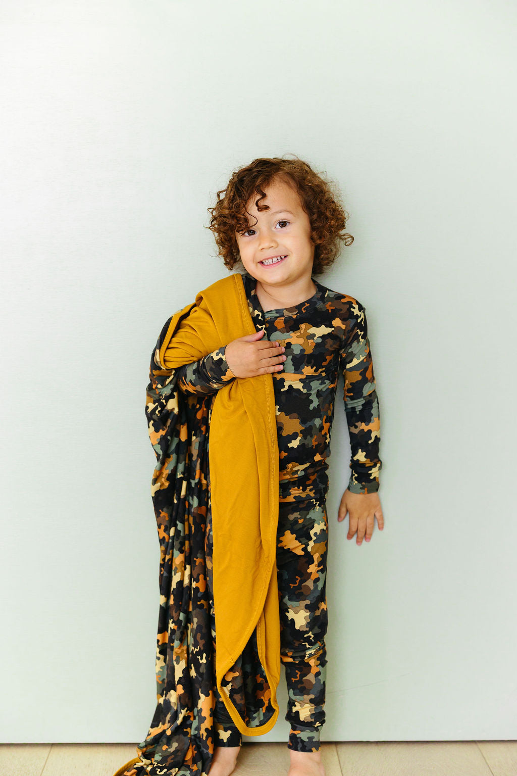 Hide & Seek reversible bamboo blanket – modern camo print with double-layer eco-friendly bamboo fabric