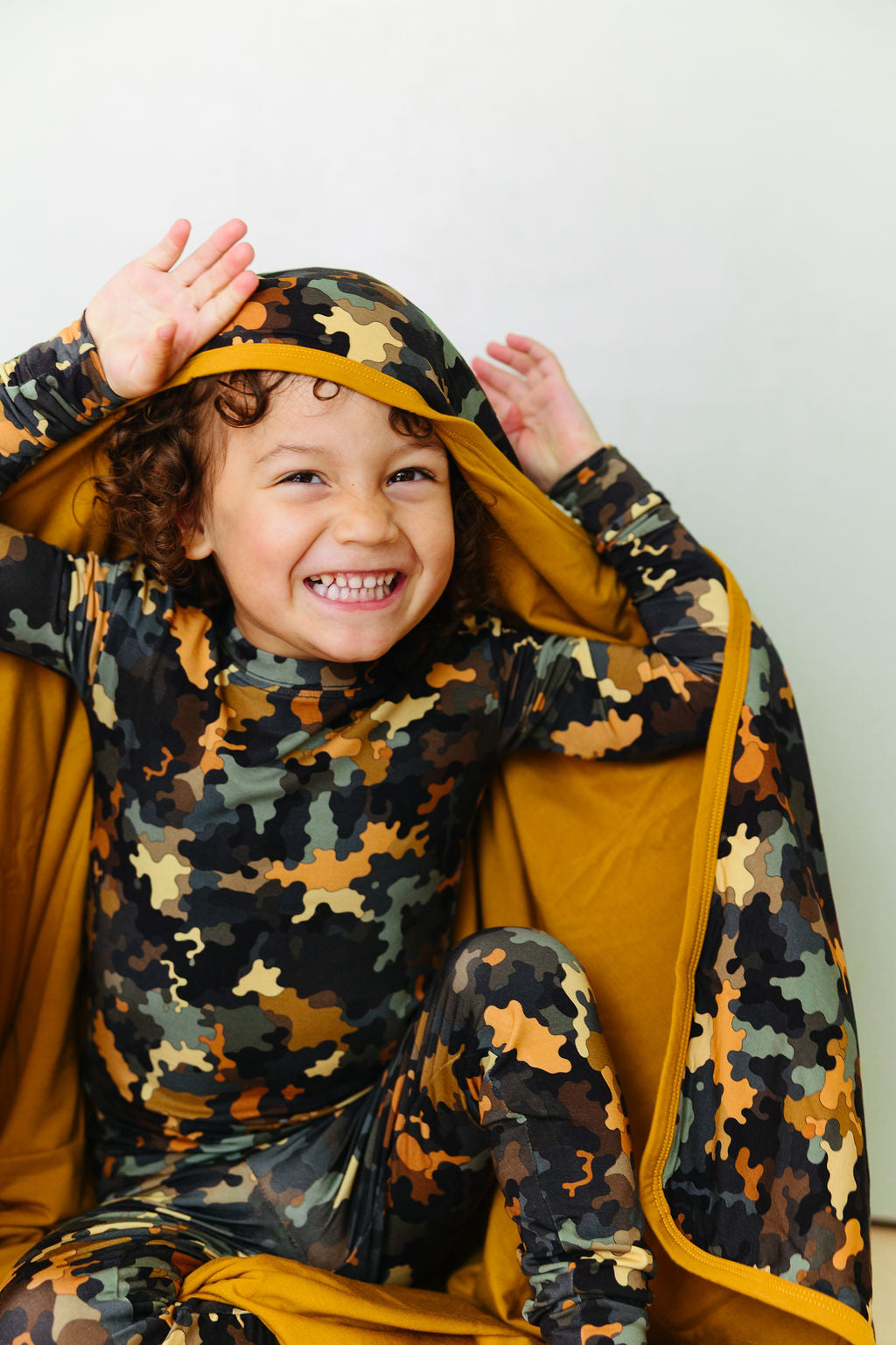 Hide & Seek reversible bamboo blanket – modern camo print with double-layer eco-friendly bamboo fabric